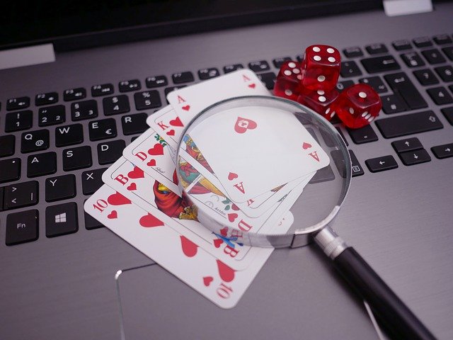 Cartas de póker en la computadora portátil
